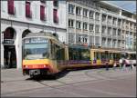 Wie einst Citroën - 

... so legt sich hier am Karlsruher Marktplatz dieser Stadtbahnzug der AVG in die Kurve. 

26.06.2012 (M)