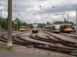 AVG Stadtbahn Wagen und VBK Straenbahn am 12.06.09 in Karlsruhe Depot Rheinhafen durch den Zaun fotografiert 