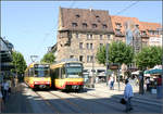 In der Mitte von Heilbronn -

Begegnung zweier Generationen Mehrsystemstadtbahnwagen an der Haltestelle Heilbronn Rathaus im Herzen der Stadt. Der rechte neuere Triebwagen hat einen abgesenkten Wagenboden (Mittelflur) und kann dadurch an etlichen Haltestellen ebenerdig betreten werden. Diese Station hat aufgrund ihrer Lage in der Fußgängerzone und wegen der Mitnutzung von Linienbussen nur niedrige Bahnsteige. 

30.08.2005 (M)