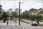 Blick in die 'Allee' -

eine Hauptverkehrsstraße in Heilbronn. Eine Besonderheit ist, das die Stadtbahngleise jeweils am Straßenrand verlegt wurden, ähnlich wie bei der Ringlinie 2 in Wien. Die Gleise dienen gleichzeitig als Busspuren.

31.05.2016 (M)
