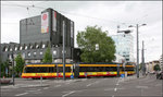 Am Heilbronner Theater -    Am Theater (Gebäude im Hintergrund) biegt der Stadtbahnzug von der Weinsberger Straße nach Süden in die Allee ein.