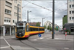 Linksabbieger -    Ein Stadtbahnzug biegt von der Paulinenstraße nach Osten in die Weinsberger Straße ab und wird gleich die Haltestelle Theater erreichen.