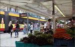 Obst und Gemüse und auch ein Stadtbahn -    Heilbronner Markt mit Stadtbahnanschluss.