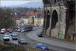 Auf steiler S-Kurve an der Mauer entlang -    Ein Zweisystem-Stadtbahnwagen vom Typ Alstom RegioCitadis auf der Linie RT5 in der Frankfurter Straße in Kassel.