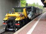 Elegant wurde heute diese defekte Regio-Tram aus dem Bahnhof Kassel-Wilhelmshhe herausrangiert.Dabei fuhr der kleine Helfer rckwrts und wurde ferngesteuert.(4.7.2013)