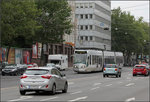 Unauffällig durch die Stadt -

Aufgrund ihrer Farbgebung fällt die RegioTram in den Stadtstraßen kaum auf. Ich halte es für besser wenn Straßenbahnen in Signalfarbe lackiert sind, da sie doch auch leicht von Autofahren übersehen werden. Vergleiche Stadtbahn Heilbronn.

Kassel, Fünffensterstraße, 17.03.2013 (M)