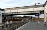 Südringkurve am Ostkreuz - eine S9 in Richtung Spandau, vom Flughafen Schönefeld kommend, durchfährt gerade den Bahnhof. Der 10.12.2017 war der erste Betriebstag für diese Brücke, deren Vorgänger vor Jahren abgerissen wurde.