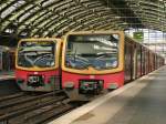 Zwei Zge der S3 im Berliner Ostbahnhof:  Der Zug rechts ist gerade angekommen und die Fahrgste sind ausgestiegen.