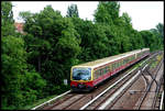 Ein Berliner Stadtbahnzug ist hier in Karlshorst am 30.5.2007 zum Ostbahnhof unterwegs.