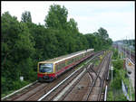 Ein S-Bahn Zug zum Ostbahnhof fährt hier am 30.5.2007 in Berlin Karlshorst ein.