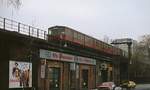 Ein S-Bahn-Halbzug ist im Januar 1981 entlang der Lüneburger Straße vom Bahnhof Friedrichstraße nach Wannsee unterwegs 