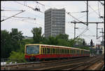Ein S Bahn Zug der S 7 nach Potsdam erreicht hier am 1.6.2007 den Bahnhof Berlin Zoologischer Garten.