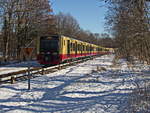 Hier nun 484 001 auf der teileweise einspurigen Strecke  von Berlin Spindlersfelde nach Berlin Hermannstrasse am 31. Janur 2021. Im Hintergrund die Brücke über die  Zweigbahn Schöneweide - Spindlersfelde  auf dem Berliner Außenring.