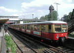 Im späten Frühjahr 2003 neigten sich die Einsätze der BR477 der Berliner S-Bahn dem Ende zu. 477 074 zog einen ganzen Vollzug von Erkner zum Ostbahnhof und verließ am 24.06.2003 gerade den Bahnhof Ostkreuz.