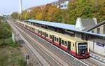 S46 der S-Bahn Berlin GmbH, S-Bhf. Hohenzollerndamm mit der 484 026 am 13.10.2022 in Berlin.