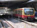 S25 von Teltow Stadt nach Berlin Potsdamer Platz. Hier bei der Station Berlin Sdkreuz ehemals Berlin Papestrae.