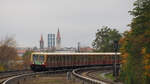 Abschied der BR 485 bei der Berliner S-Bahn.
S47 nach Spindlersfeld mit Einfahrt in die Station, im Hintergrund in der Mitte das  Hochhaus Ruth , rechts die Philipp-Melanchthon-Kirche, links die Katholische Kirche St. Eduard. 

Aufgenommen an der Station.
Berlin, der 12. November 2023