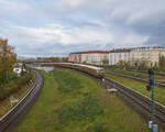 Ein unbekannter Vollzug der Baureihe 481 war am 08.11.2023 auf dem Weg von Bernau nach Blankenfelde und hatte gerade den Bahnhof Bornholmer Straße verlassen.