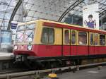 Baureihe 485 auf dem Weg zum Flughafen Berlin Schnefeld, Ausfahrt in Berlin-Hauptbahnhof.