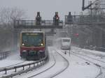 Eine S-Bahn und ein ICE auf der verschneiten Stadtbahn, Berlin Zoologischer Garten.