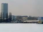 S-Bahn vor dem Allianz-Tower, 9.2.2010. Die Rummelsburger Bucht ist vollstndig zugefroren und wird teilweise als Abkrzung genutzt. Whrend die Bezirke Anzeigen gegen nicht schneerumende Hausbesitzer schreiben, sind die stdtischen Wege hier vollstndig vereist und fast unpassierbar.