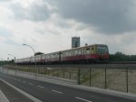 Die neue Kynaststrae ist noch nicht sehr befahren, die gerade im Ostkreuz einfahrende S-Bahn strt sich daran nicht. 8.6.2010