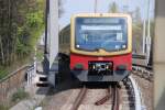 BERLIN, 24.04.2010, S2 nach Blankenfelde bei der Einfahrt in den S-Bahnhof Pankow