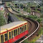 Schwungvoll - 

Der elegante Schwung des Gleisbogen, der noch durch die Stromschiene unterstrichen wird, ist hier mein Hauptmotiv: Eine S-Bahn nährt sich dem Bahnhof Bornholmer Straße. 

20.08.2010 (M)