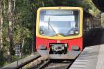 BERLIN, 23.10.2010, S1 nach Zehlendorf bei der Einfahrt in den S-Bahnhof Wittenau    