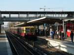 Eine wieder flott gemachte S-Bahn der BR 485 auf dem Weg nach Wartenberg. Groe Anstrengungen wurden seitens der S-Bahn Berlin GmbH unternommen, um die Fahrzeugflotte zuverlssiger und winterfest zu machen. Bei der Pannen-Baureihe 481 werden nach und nach die Besandungsanlagen mit Heizungen ausgestattet, zudem werden verschlissene Motoren neu gewickelt und mit Schutz gegen Flugschnee ausgestattet. Bereits abgestellte Fahrzeuge der BR 485 werden aufwndig fahrtchtig gemacht und in Betrieb genommen. Ein Winterchaos wie in den letzten Jahren bleibt damit hoffentlich aus - drcken wir die Daumen! Ostkreuz, 12.11.2011