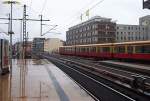 S-Bahn bei der Ausfahrt am Alex