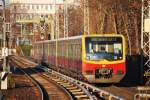 BERLIN, 25.11.2011, S42 in Richtung Gesundbrunnen bei der Ausfahrt aus dem S-Bahnhof Greifswalder Straße