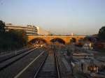 Die Brcke am S-Bahnhof Gesundbrunnen von der (knftigen) Strecke Wedding - Gesundbrunnen aus gesehen bei Sonnenaufgang am 12.10.2001