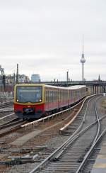 Ein Treibzug der BR 482 erreicht am 11.04.12 den S-Bahnhof Bornholmer Strae.
