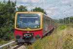 Ein 481er erreicht am 31. Juli 2013 als S2 von Bernau nach Blankenfelde den Bahnhof Berlin-Karow.