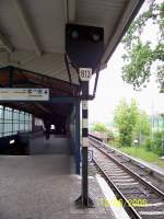 Am 12.05.2005 stand das Sv-Signal 813 noch im S-Bahnhof Yorckstrae (BYOR) der S-Bahnlinien S2 und S25. :: In der vorletzten Rckbauphase der Sv-Signale verschwand es am Wochenende 2./3. Juli 2005. Dabei wurden S2 und S25 fr gut 5 Monate zwischen Anhalter Bahnhof (BAHU) und Yorckstrae unterbrochen. Die S2 fuhr dabei zwischen Bernau (BBER) und Schneberg (BSGRV) sowie zwischen Yorckstrae und Blankenfelde (BBFD).