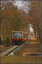 Auch der Winter kann bei etwas Sonne bunt sein: DB 481 453 kommt am 17.02.2014 als S25 Hennigsdorf in den Bahnhof Berlin Eichborndamm eingefahren.