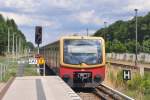 HOPPEGARTEN (Landkreis Märkisch-Oderland), 06.07.2014, Berliner S-Bahn-Linie S5 nach Strausberg bei der Ausfahrt aus dem S-Bahnhof