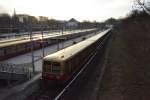 In der Abendsonne vom 18.01.2015 steht diese Berliner S-Bahn (BR 485) abgestellt am Bahnhof Olympiastadion.
