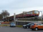 Ausfahrt aus dem Bahnhof Karlshorst in Richtung Ostkreuz - vom Penny-Markt-Parkplatz hat man derzeit freie Sicht auf die S-Bahn.