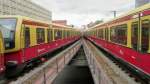 das ist mal ein Fotoversuch einer einfahrenden u. einer ausfahrenden S-Bahn am Bahnhof Berlin-Alexanderplatz (27.5.15)