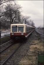 Reichsbahn Neubau S-Bahn 485010 war am 16.4.1992 in Berlin Schöneweide auf der   S 9 nach Charlottenburg um 15.42 Uhr zu sehen.