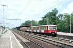 Am 24.06.2003 war der Stern der Baureihe 477 fast vollständig gesunken, als ein Halbzug aus 477 085 und 070 den Bahnhof Karlshorst auf der S3 in Richtung Friedrichshagen verlässt.