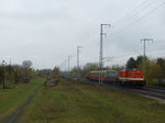 Locon 202 zieht einen Viertelzug der Berliner S-Bahn-Baureihe 481 durch den ehemaligen Rbf Wuhlheide in Berlin. 17.4.2016