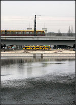 Über und unter der Brücke -

Himmel und Wasser - S-Bahn und Straßenbahn. Blick von der Hugo-Preuß-Brücke in den Humboldthafen mit der Humboldthafenbrücke. Im Hintergrund sind die beiden Türme des ehemaligen Hamburger Bahnhofes zu sehen, heute ein Museum. Wahrscheinlich wird der Blick von hier zur Straßenbahn in der Invalidenstraße auch bald zugebaut sein.

Berlin, 29.02.2016 (M)