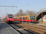 Ausfahrt 481 398-6 als S3 nach Berlin Friedrichshagen und Abfertigung 442 831 mit 442 331 als RE 7 nach Wünsdorf-Waldstadt , Berlin Karlshorst am 16.