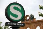 Im Zeichen des S: S-Bahnhof Anhalter Bahnhof. Im Hintergrund die Ruine des Eingangsportals des ehemaligen Bahnhofes.