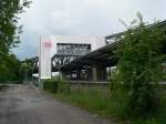 Betriebsbahnhof Rummelsburg. Seit einigen Tagen steht hier der People Mover bereit. Es handelt sich um ein Fahrstuhlsystem, das den Einstieg auf einer und den Ausstieg auf der anderen Seite ermglicht. Der Fahrstuhl hebt sich in die Hhe, berquert die Gleise und senkt sich dann wieder herunter. 23.6.2007