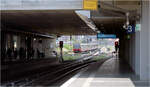 Durchblick -     Blick unter der Warschauer Brücke hindurch auf einen in den S-Bahnhof Warschauer Straße einfahrenden S-Bahnzug der Baureihe 480 auf der S3 nach Erkner.