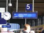 Fahrtzielanzeiger und Reisende am S-Bahnsteig in Berlin Bahnhof Zoo.